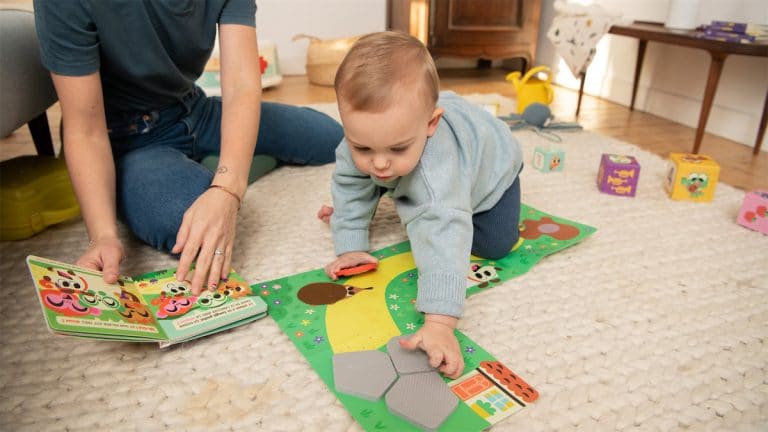Un bébé qui joue avec la version eveil de Pandacraft