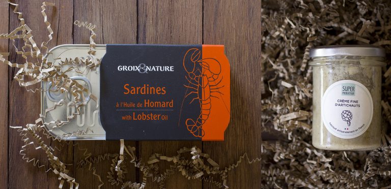 Bonjour French Food est bien remplie en décembre : sardines à l'huile de homard, mini macarons, crème d'artichauts, moutarde de Champagne, chocolat noir, et pain d'épices.