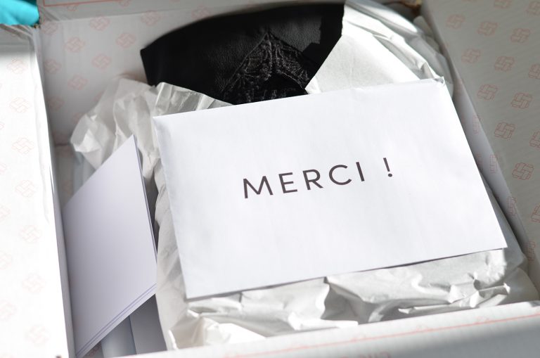 Box Clic and Fit ouverte avec la carte de remerciement