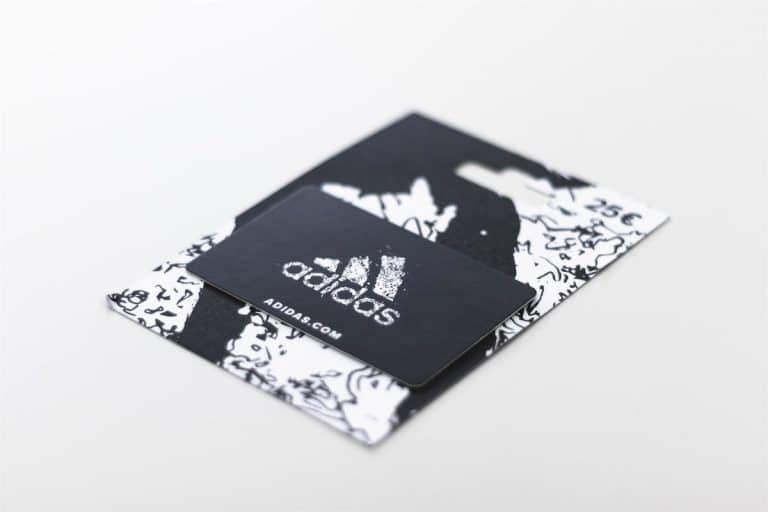 Une carte cadeau de magasin adidas