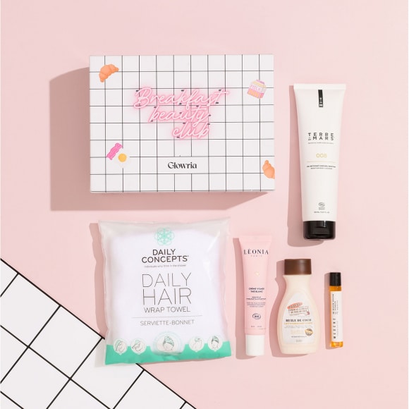 Une Box Glowria avec ses produits à côté