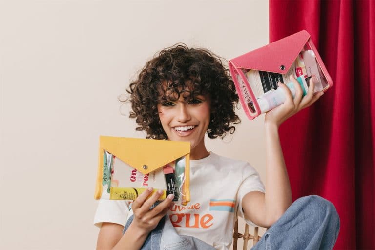 Une femme est les Box en format pochettes