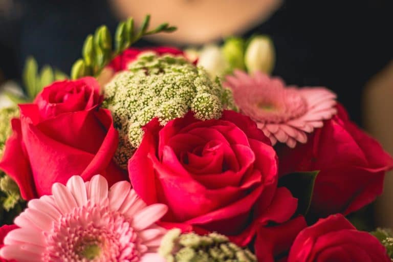 Une livraison de fleurs : le classique cadeau d’anniversaire pour femme