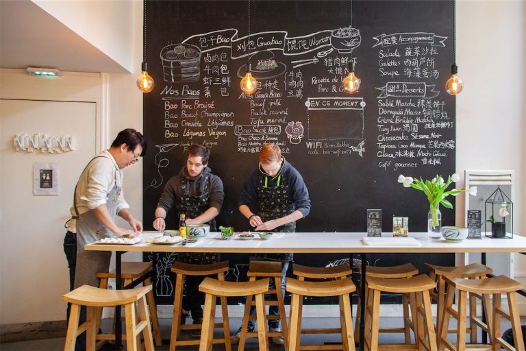 Des gens qui préparent de la cuisine