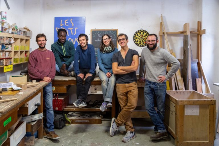 Des personnes participant à un cours de bricolage