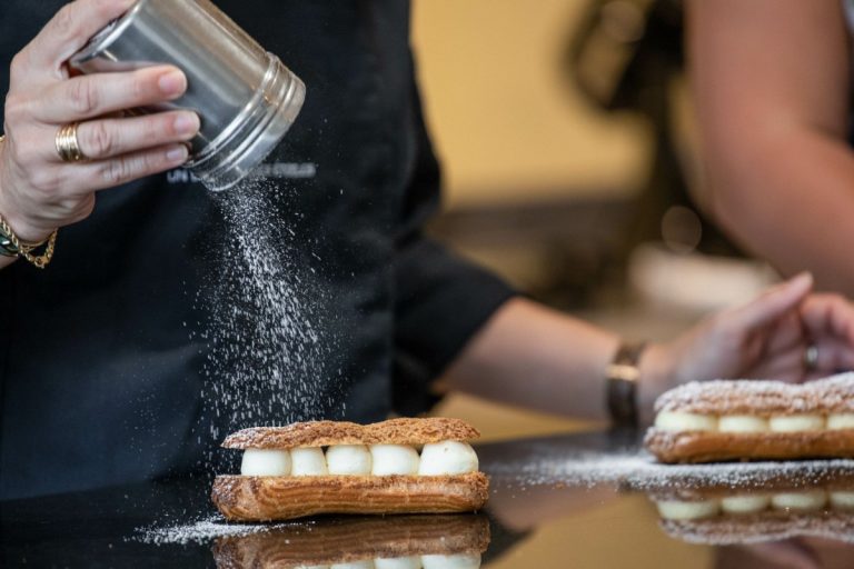 Préparation d'une patisserie dans un atelier