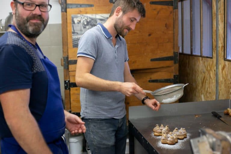 Un homme qui participe à un atelier de pâtisserie