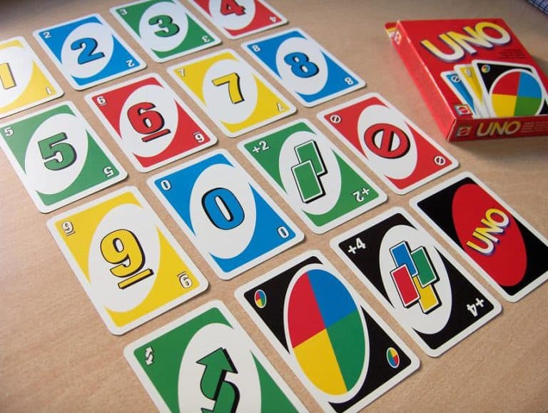 UNO, un jeu de cartes aussi célèbre que populaire dans les familles