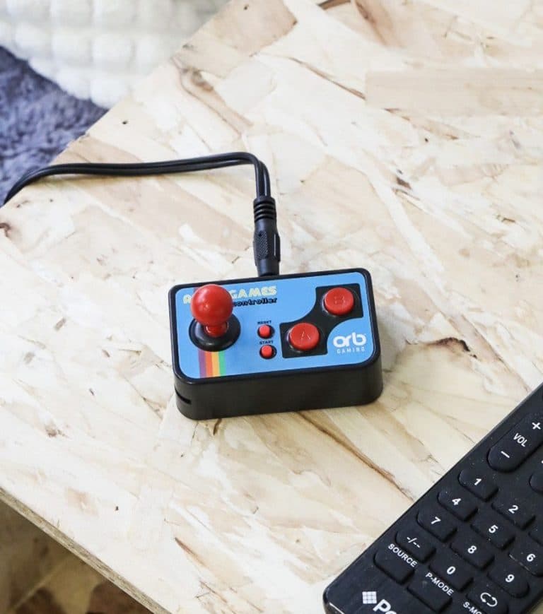 Une mini manette pour offrir des jeux vidéos rétro sans console