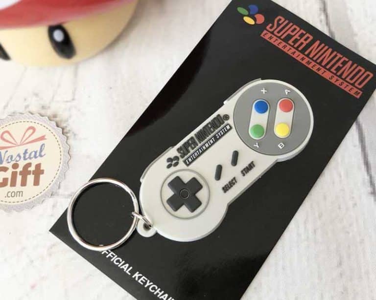 Un porte-clé en forme de manette de super nintendo, une petite attention abordable