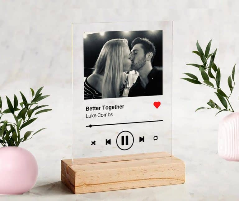 Une plaque de chanson personnalisée pour les couples romantiques