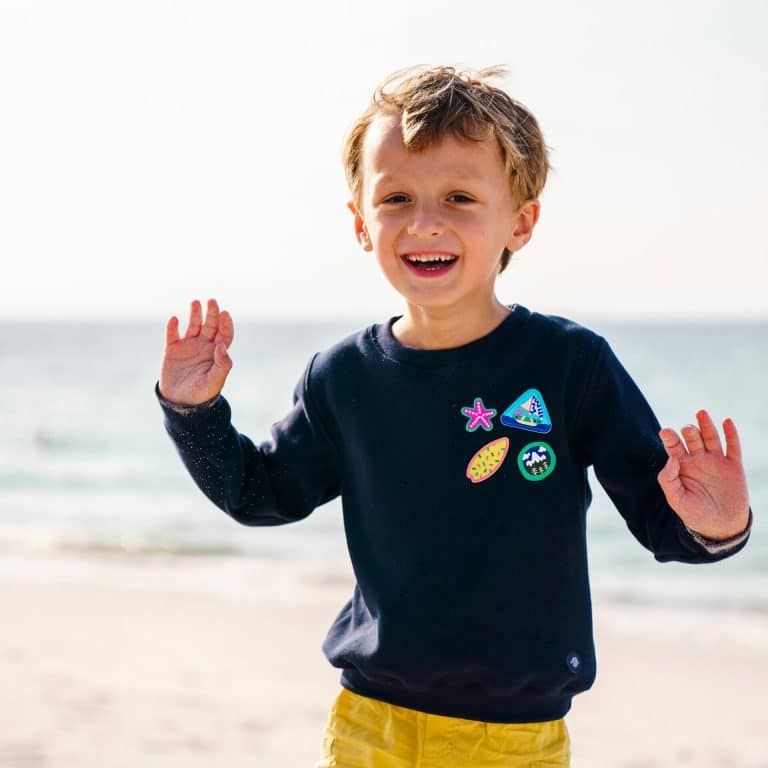Le Sweat et ses écussons brodés pour un look chic et confortable