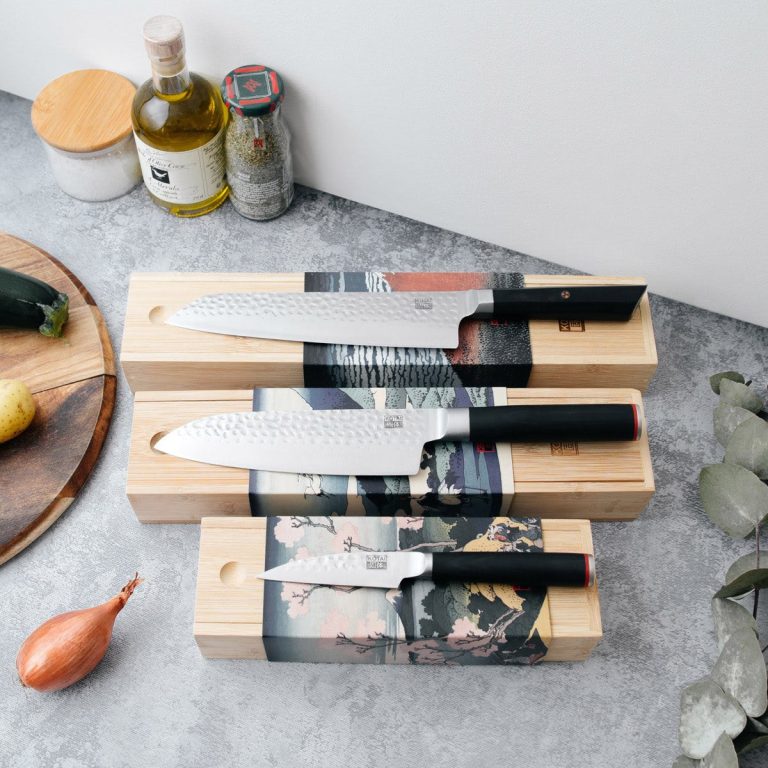 Des couteaux japonais à la lame aiguisée pour une cuisine précise et délicate