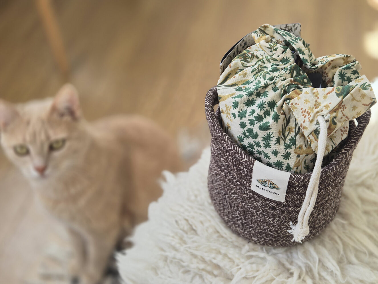 Corbeille en tissu My Little Box octobre 2026 posée près d'un chat