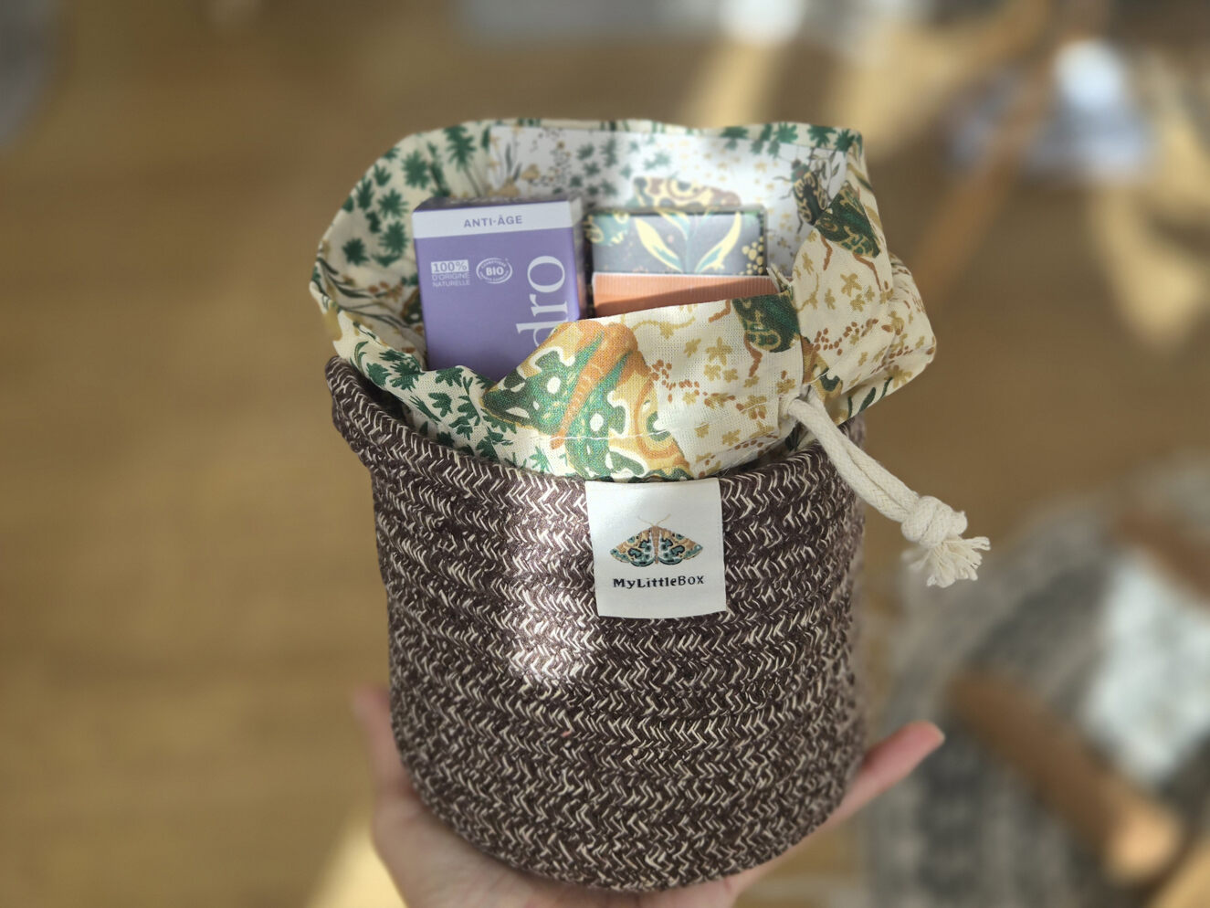 Contenu de la My Little Box octobre 2026 dans sa corbeille en tissu