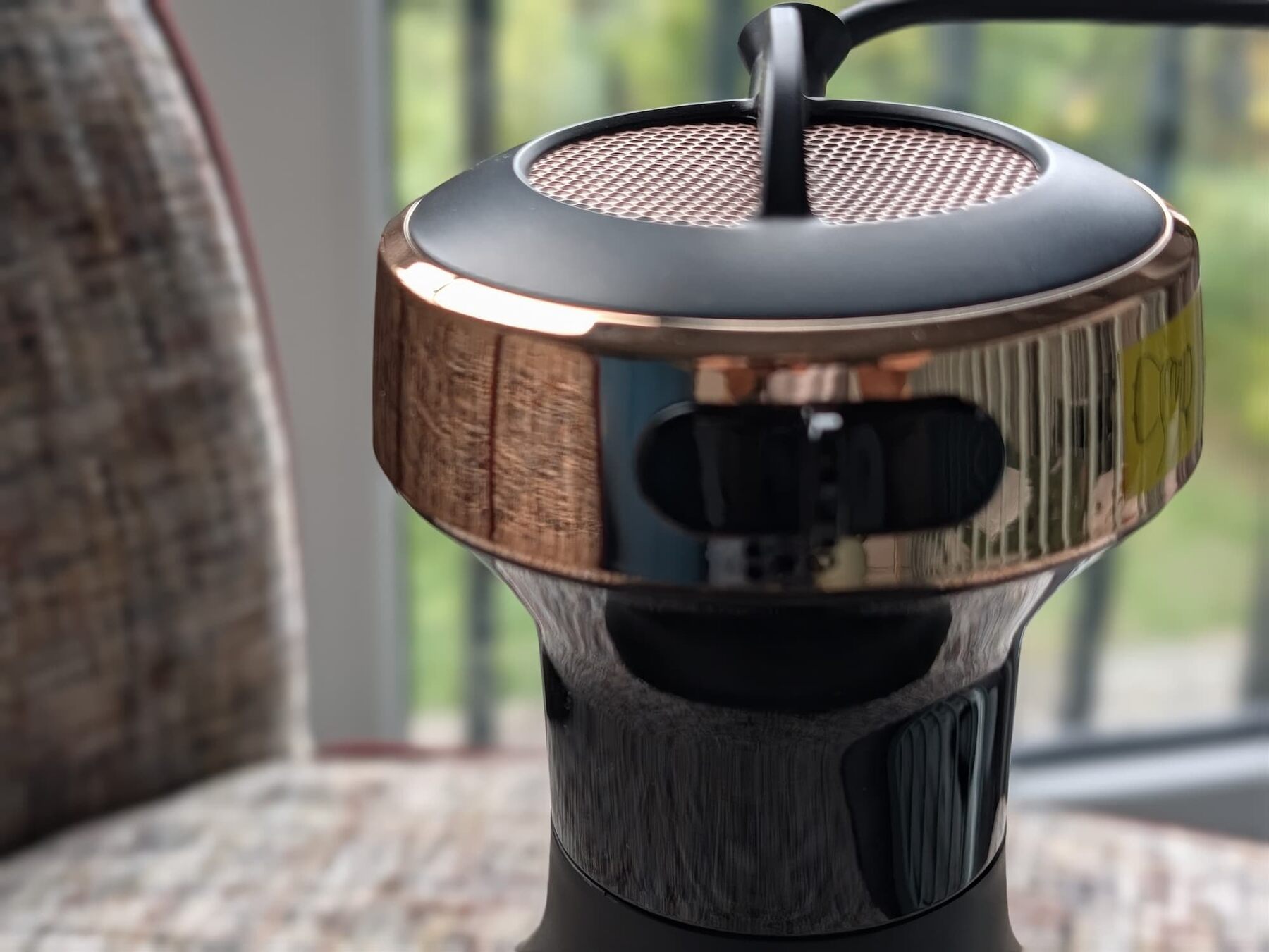Dessus du Bellissima Diffon Ceramic avec la grille d’entrée d’air entourée d’une bague cuivrée brillante