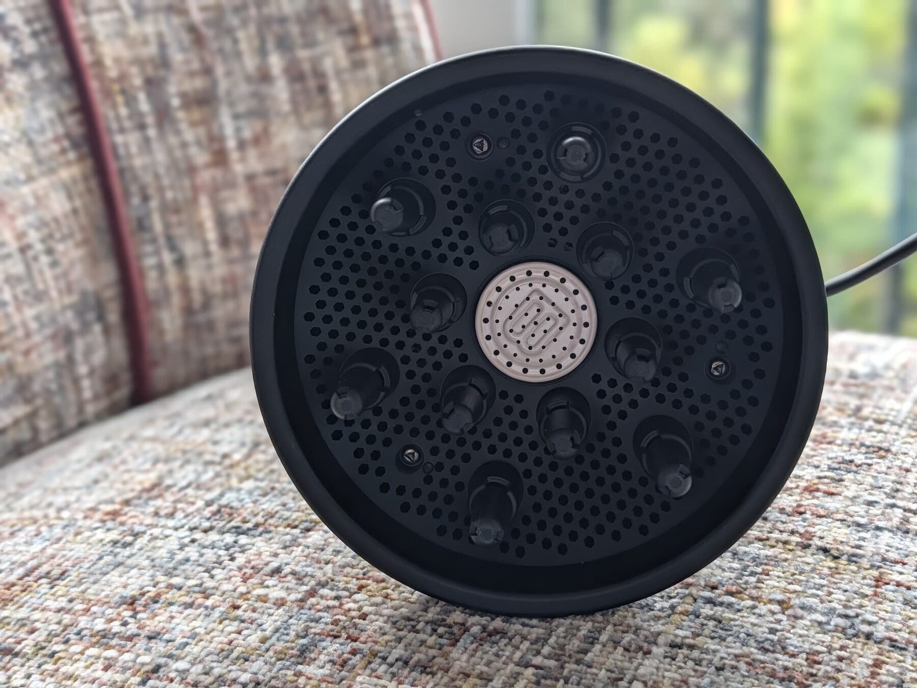 Plateau diffuseur du Bellissima Diffon Ceramic vu de face, avec sa grille perforée, ses doigts et le disque en céramique au centre