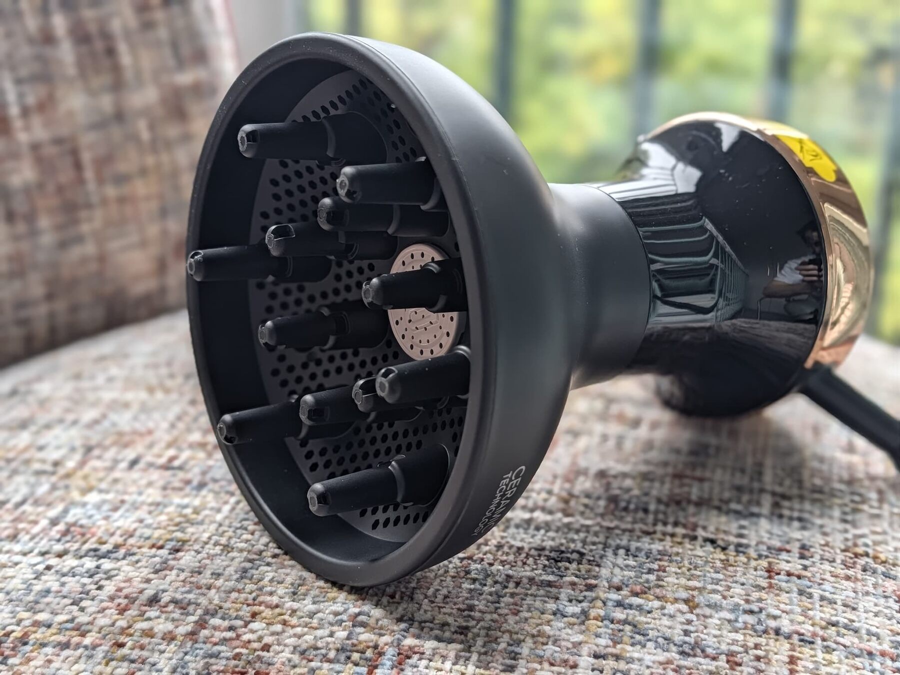 Bellissima Diffon Ceramic couché sur le côté, montrant la profondeur du plateau diffuseur et ses longs doigts