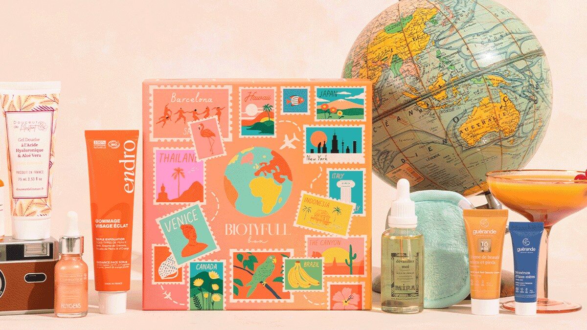La Biotyfull Box Voyage autour du Monde posée devant un globe, entourée de ses soins bio