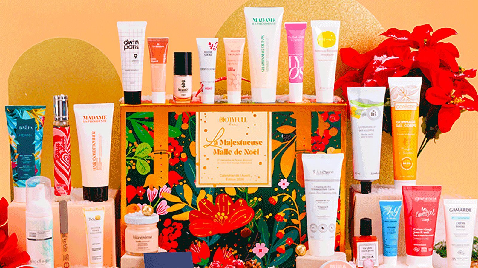 Le calendrier de l’Avent Biotyfull Box 2026, La Majestueuse Malle de Noël, entouré de ses produits Madame La Présidente, Baïja, DWTN, Centifolia et Gamarde