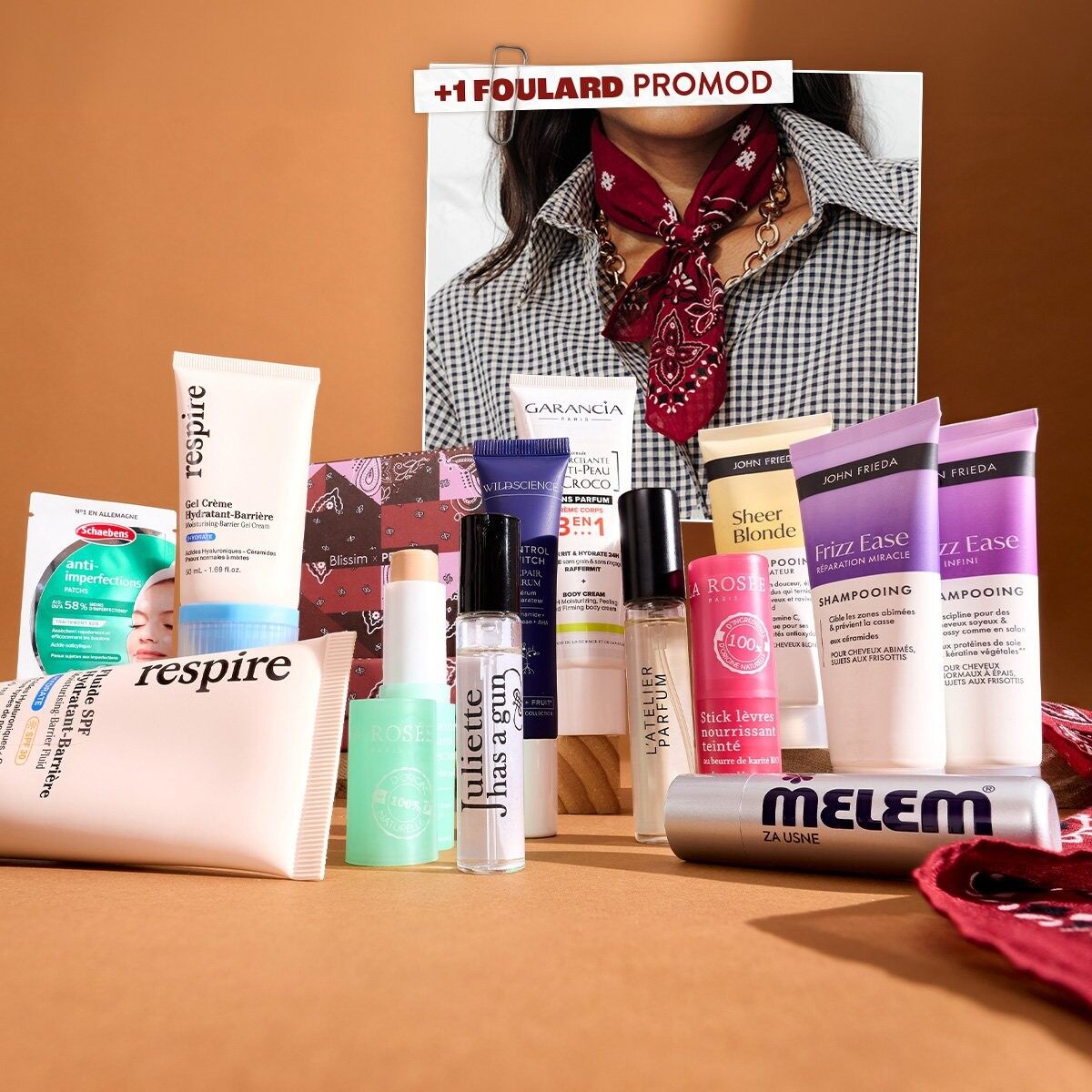 Box Blissim d’octobre ouverte avec ses soins, sa crème Garancia et le foulard Promod rouge