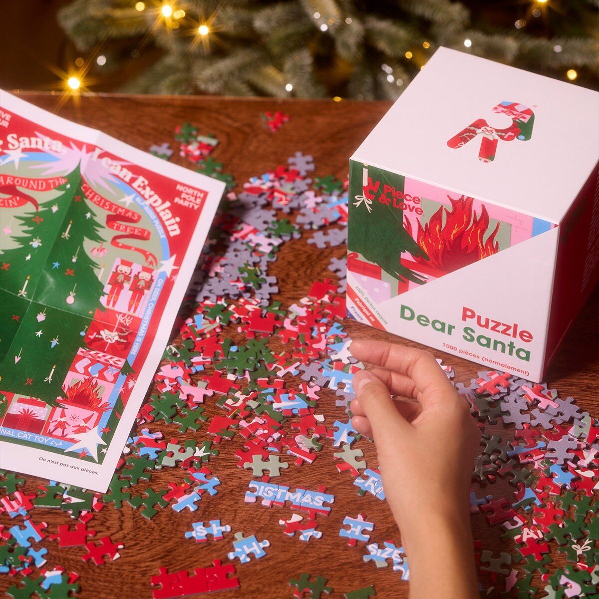 Mains assemblant le puzzle de Noël Pièce & Love du coffret Christmas Mood