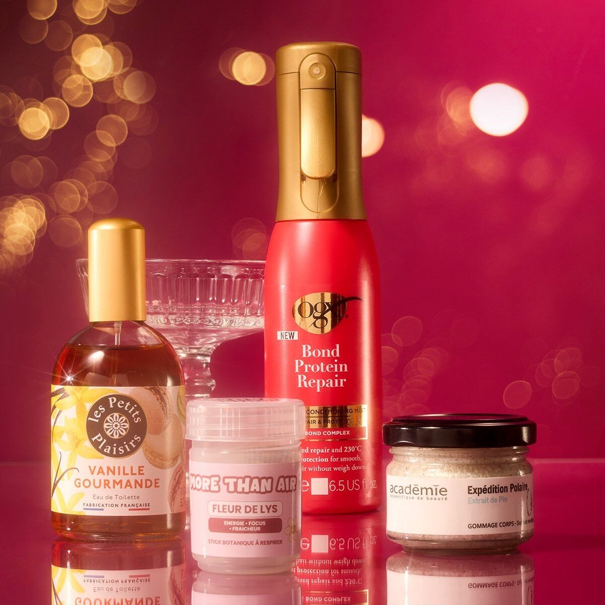 Soins et parfums du coffret Christmas Mood de Blissim sur fond rose