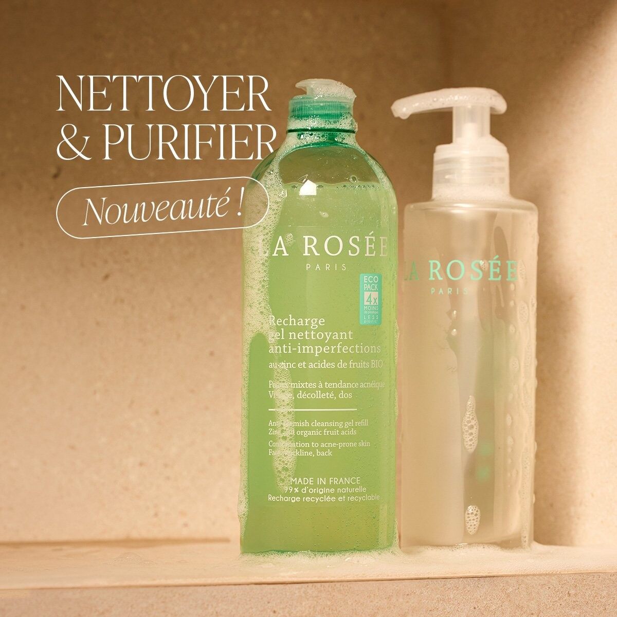 Flacon de gel nettoyant La Rosée et sa recharge sur une étagère, avec la mention Nettoyer et purifier