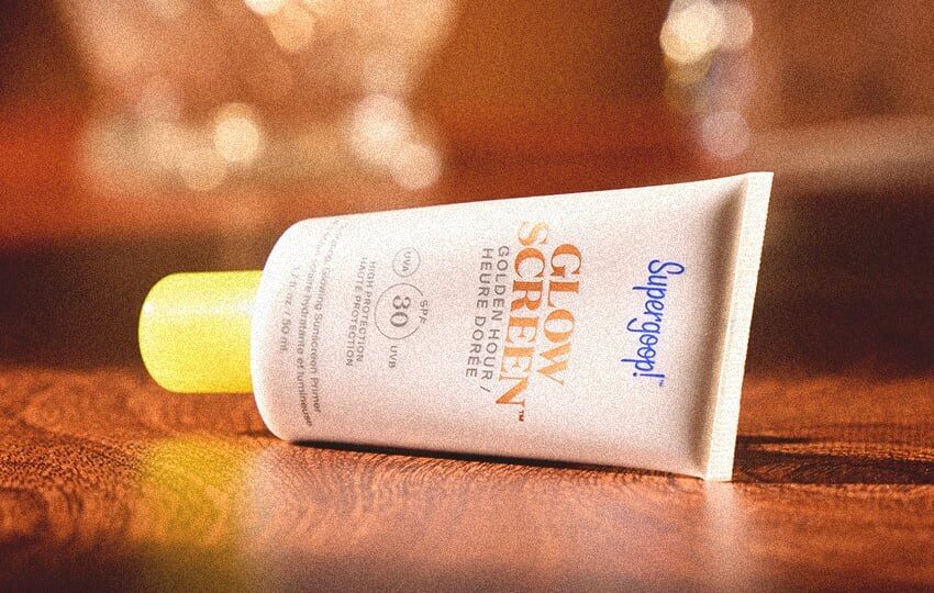 Tube de crème solaire Golden Hour Glowscreen de Supergoop! en situation