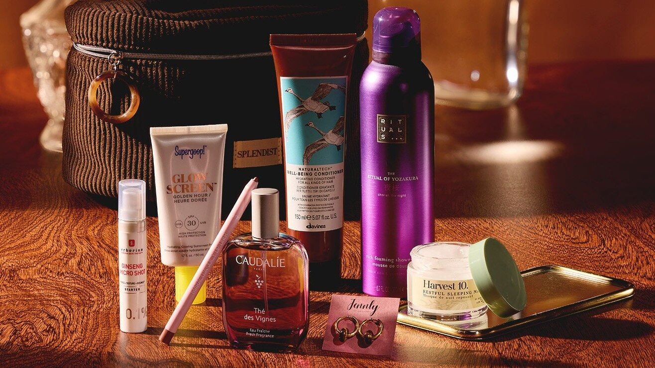 Vanity Blissim et produits de la Splendist automne 2026 posés sur une table en bois