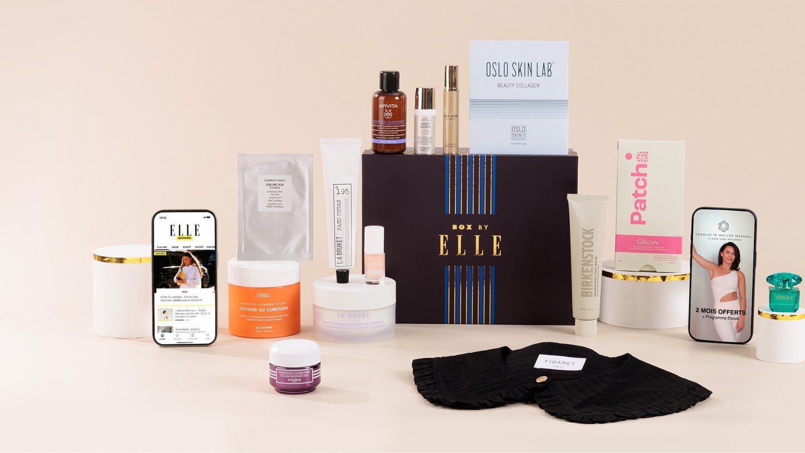 Le coffret Box by ELLE Belle à tout âge entouré de ses soins Sisley, Birkenstock, La Rosée et du col Claudine Figaret