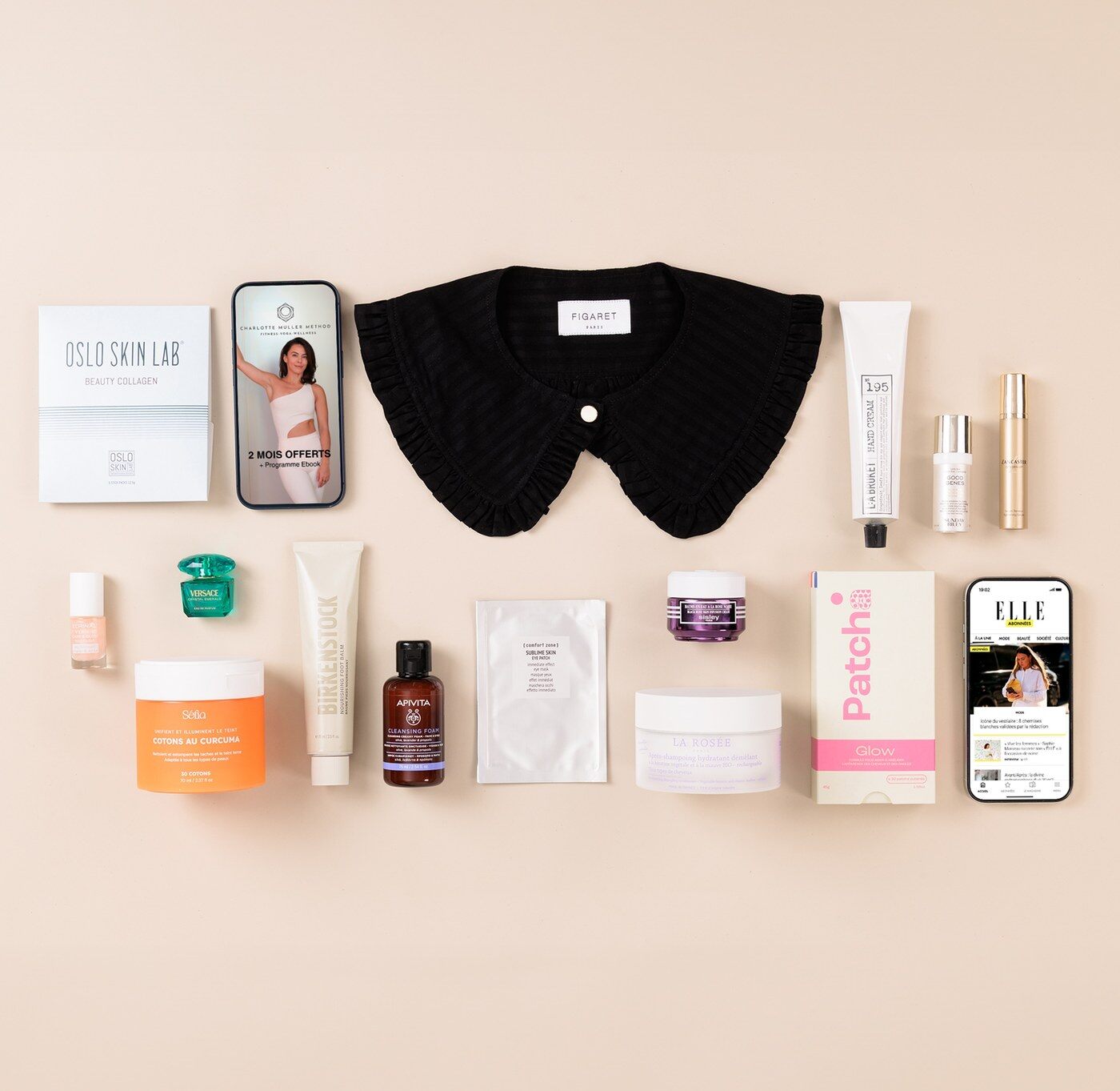 Le col Claudine noir Figaret posé à plat au milieu des produits de la Box by ELLE Belle à tout âge