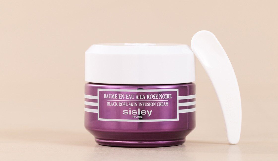 Le pot violet du Baume-en-Eau à la Rose Noire de Sisley, ouvert avec sa spatule