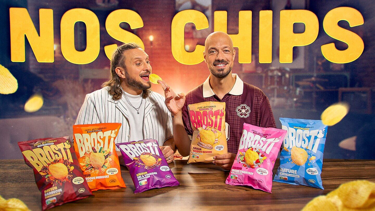 McFly et Carlito derrière une table couverte de paquets Brosti des différents parfums, sous le titre Nos chips