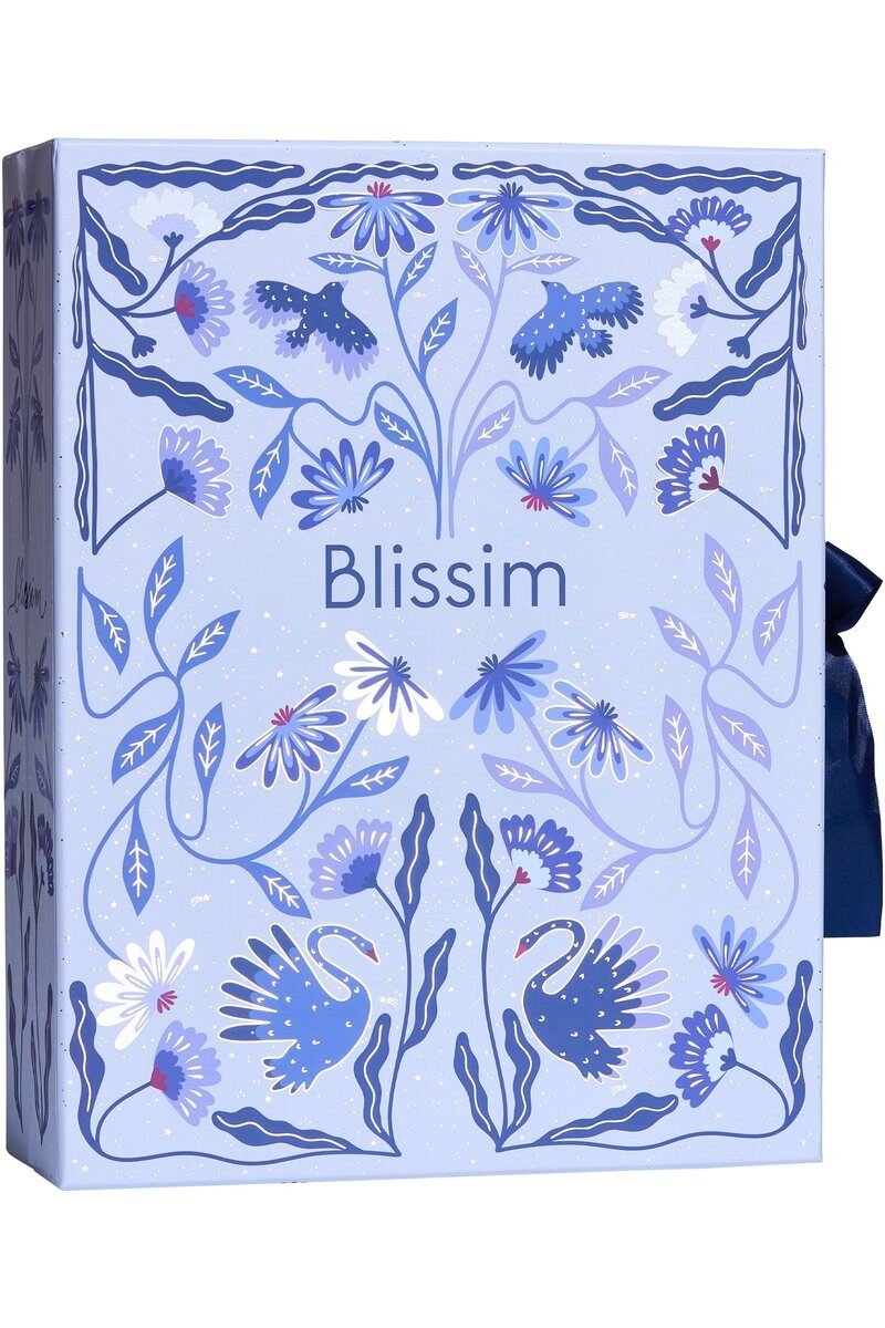 Le coffret du calendrier de l’Avent Blissim 2026, illustré de fleurs et d’oiseaux bleus sur fond blanc, avec un ruban bleu nuit