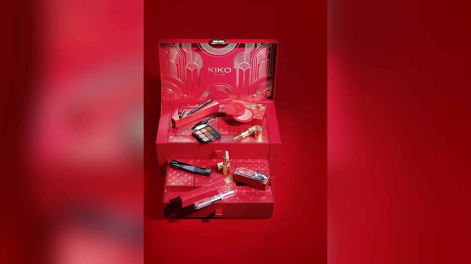Calendrier de l’Avent Kiko 2026 ouvert, coffret rouge et or garni de palette, mascaras, rouges à lèvres et gloss