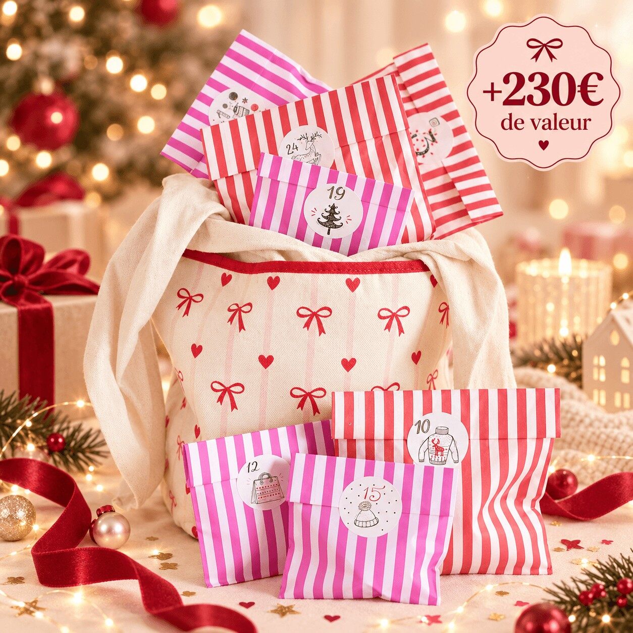 Le calendrier de l’Avent Mademoiselle Confettis 2026 : pochettes à rayures roses numérotées dans un sac en tissu à motifs de nœuds, devant un sapin