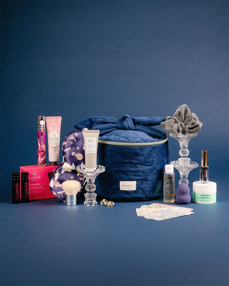 Le Vanity de l’Avent My Little Box 2026, vanity en velours bleu matelassé entouré de ses produits beauté