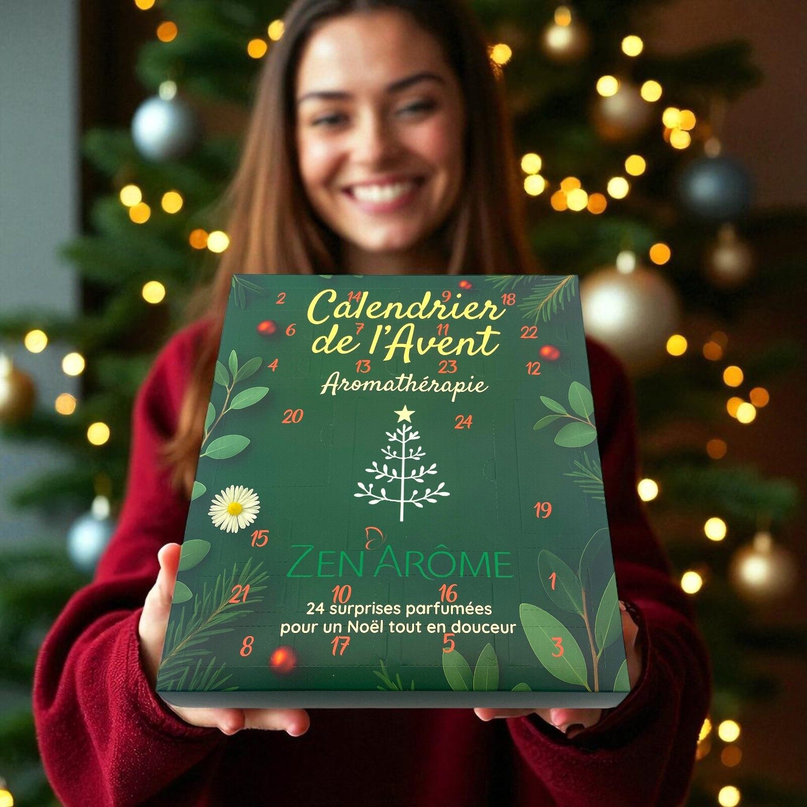 Une femme sourit en tenant le calendrier de l’Avent aromathérapie vert devant un sapin