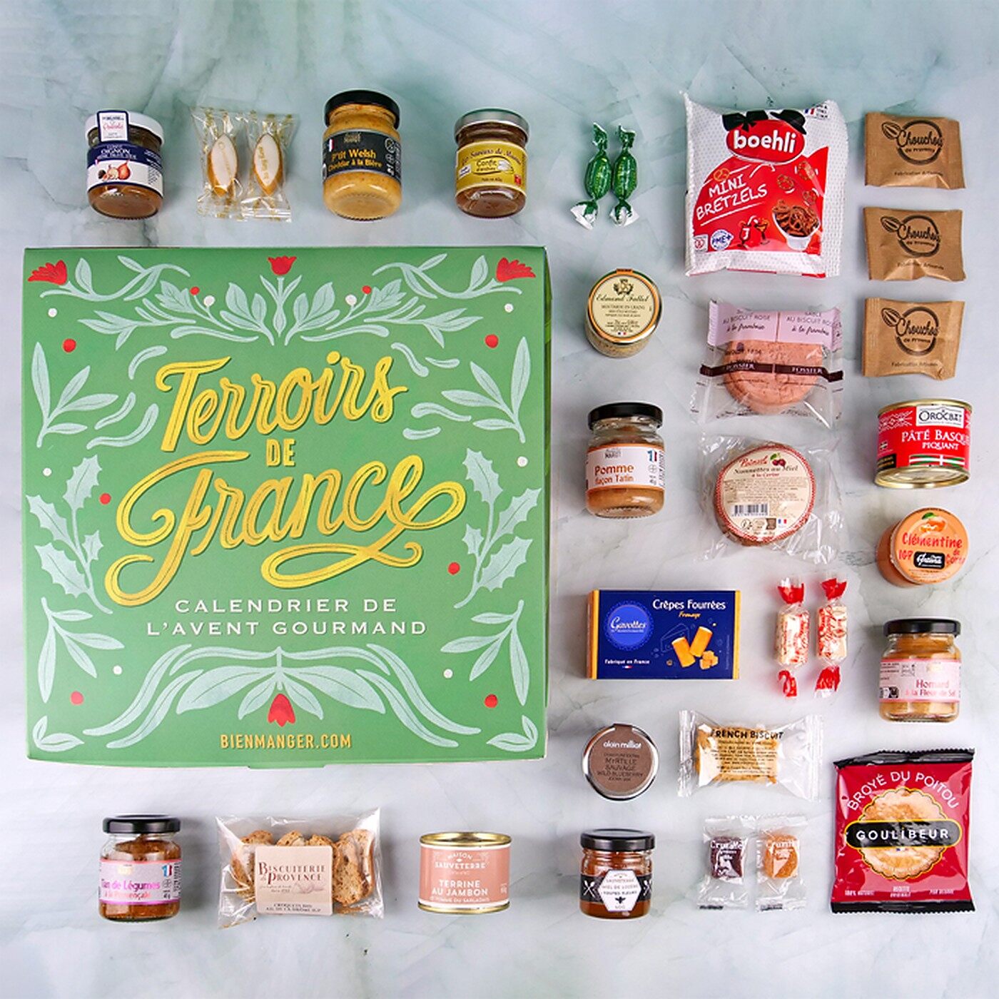 Le contenu du calendrier de l’Avent Cube des Terroirs de France étalé autour du coffret vert