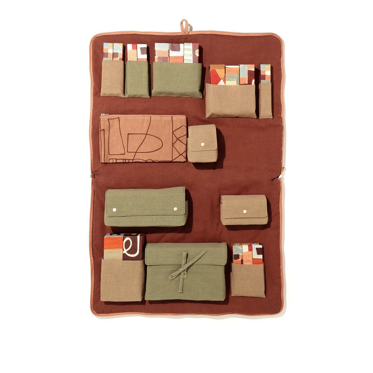 Le calendrier de l’Avent Oh My Cream x LRNCE ouvert en panneau mural, avec ses pochettes en tissu vert et motifs peints