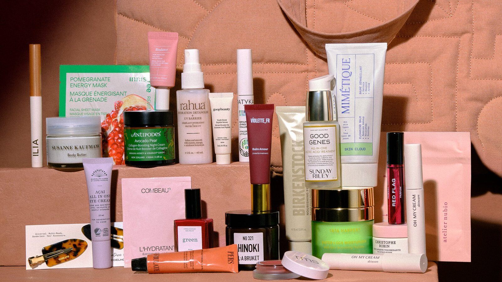 Le calendrier de l’Avent Oh My Cream x LRNCE 2026, sac matelassé terracotta, posé derrière ses produits beauté : Sunday Riley, Tata Harper, Antipodes, Mimétique, Birkenstock
