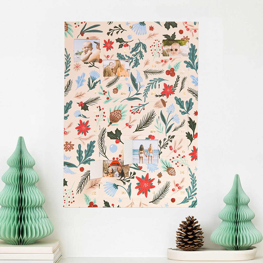 Calendrier de l’Avent photo Popcarte 2026 design Végétal posé sur une étagère, entre deux sapins en papier vert