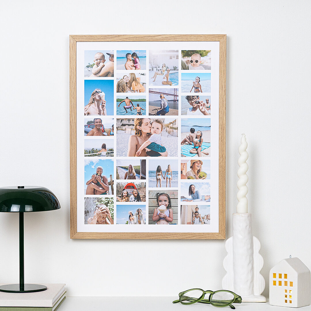 Poster 30 x 40 cm réunissant 24 photos de famille, encadré et accroché au mur