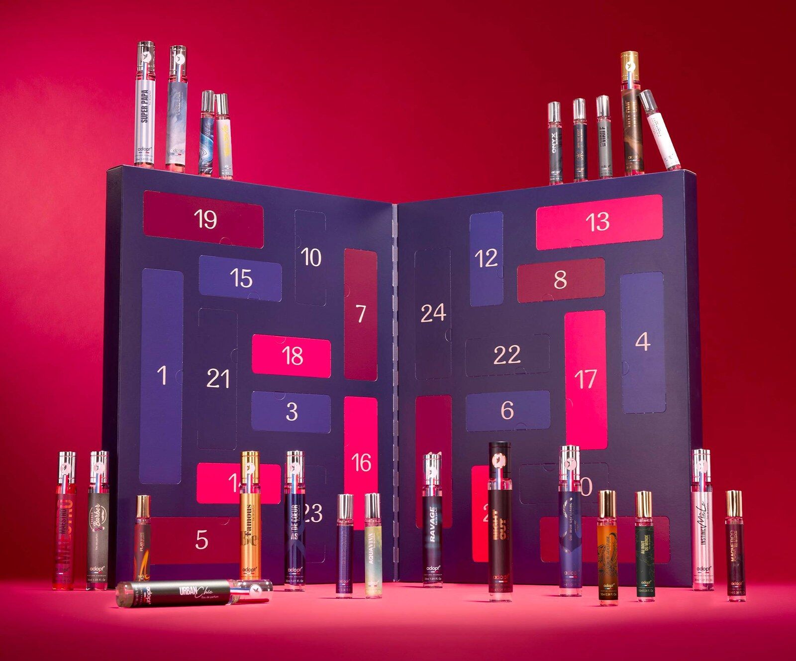 Le calendrier de l’Avent Adopt 24 Shades of Him 2026, coffret bleu nuit et rouge ouvert sur ses cases numérotées, avec des flacons de parfum pour homme