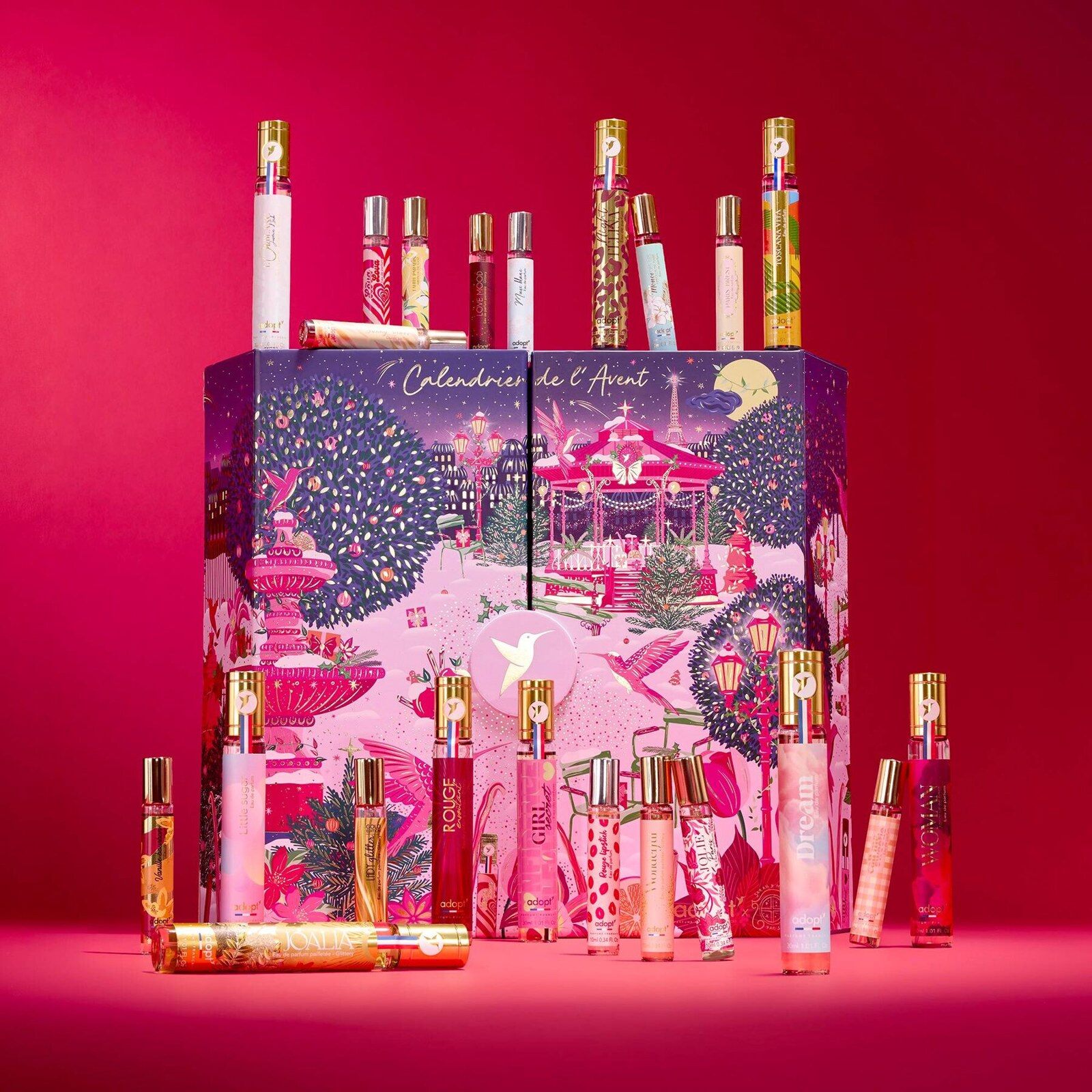 Le calendrier de l’Avent Adopt Rendez-vous au Jardin d’Hiver 2026, aux couleurs roses et vertes, entouré de flacons de parfum