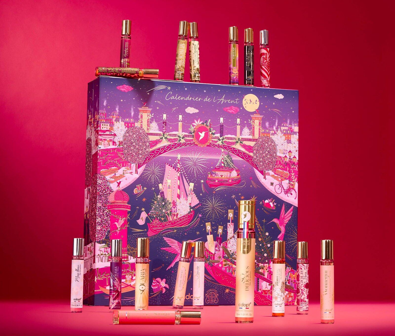Le calendrier de l’Avent Adopt Échappée sur la Seine Étoilée 2026, illustré d’une Seine festive aux tons roses et violets, entouré de flacons de parfum
