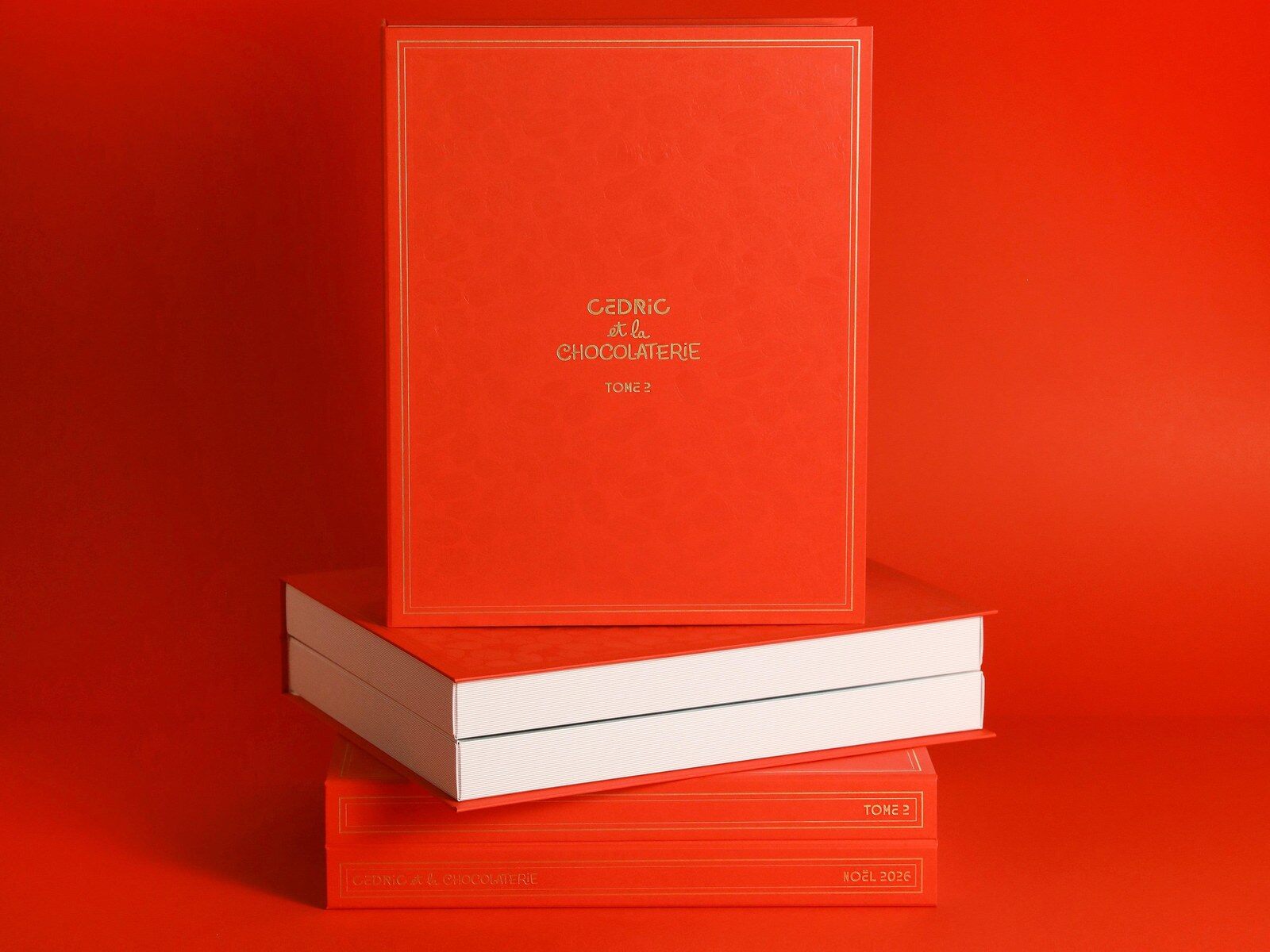Trois calendriers Tome 2 de Cédric et la Chocolaterie empilés, coffrets rouges estampés en doré, sur fond rouge