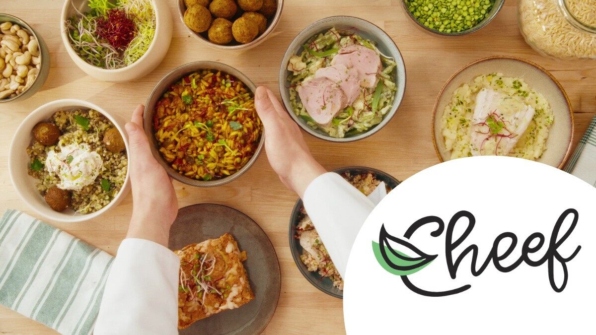 Bols de plats Cheef sur une table en bois, servis par un cuisinier, avec le logo Cheef