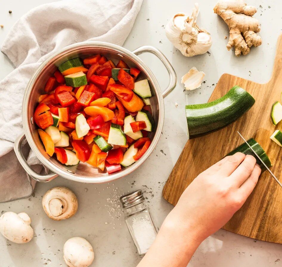 Légumes coupés en cuisine pour une recette Croq'Kilos